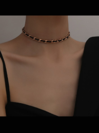 « Discover the Elegance of Kora: The New York Street Style Braided Necklace in Electroplated Gold »