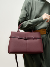 « Unveiling the Elegance: Classic Black Tote with Sleek Design – Leather Bag 023 »