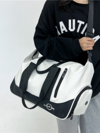 « Embrace Athletic Chic with the Sports Bag – Emy: Your New Gym Essential »