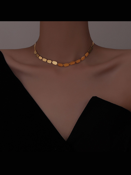 Timeless Summer Elegance: The Gold Choker You Need Now
